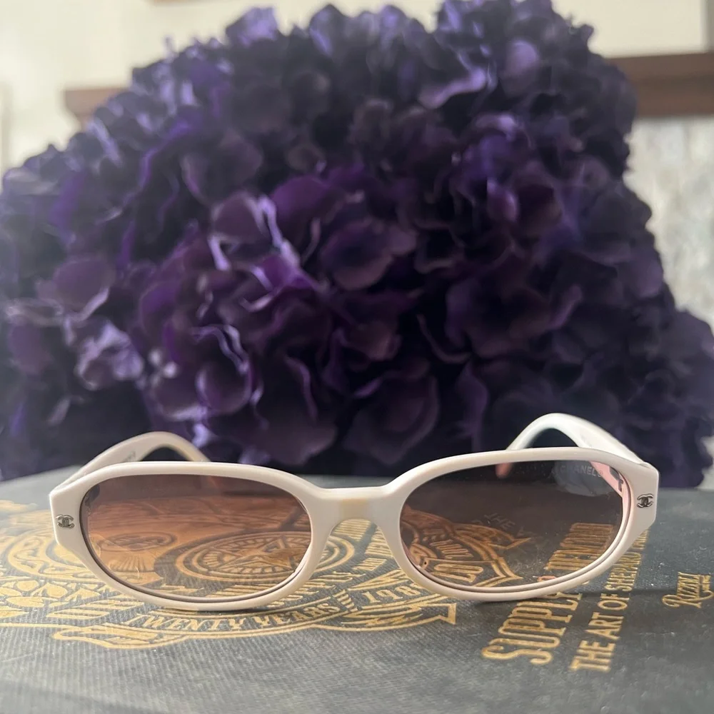 CHANEL Slim Sunglasses‎ w/swarovski Stone at the Frame Original Lens w/hardcase